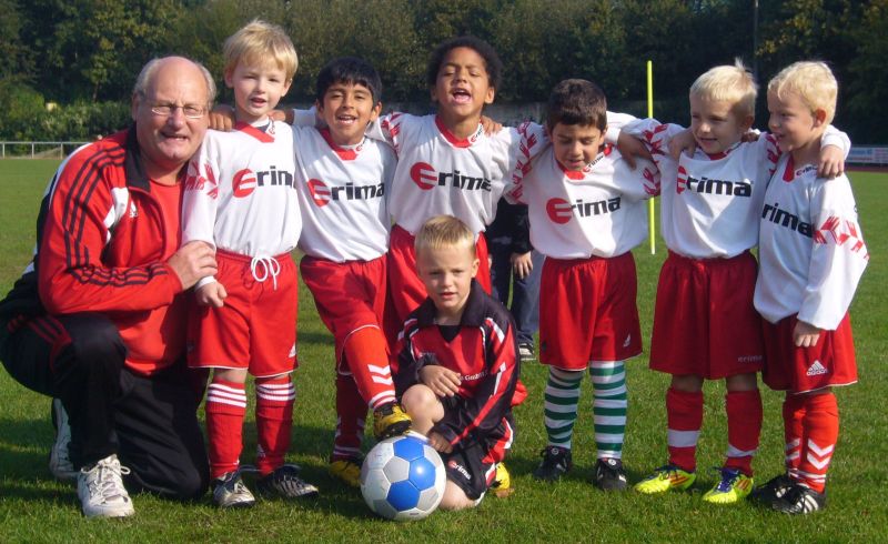 Jugendobmann Wolfgang Witte mit seinem "Pampers-Team"