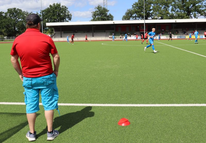 einsamer Blick aus Lurups Trainerbank...